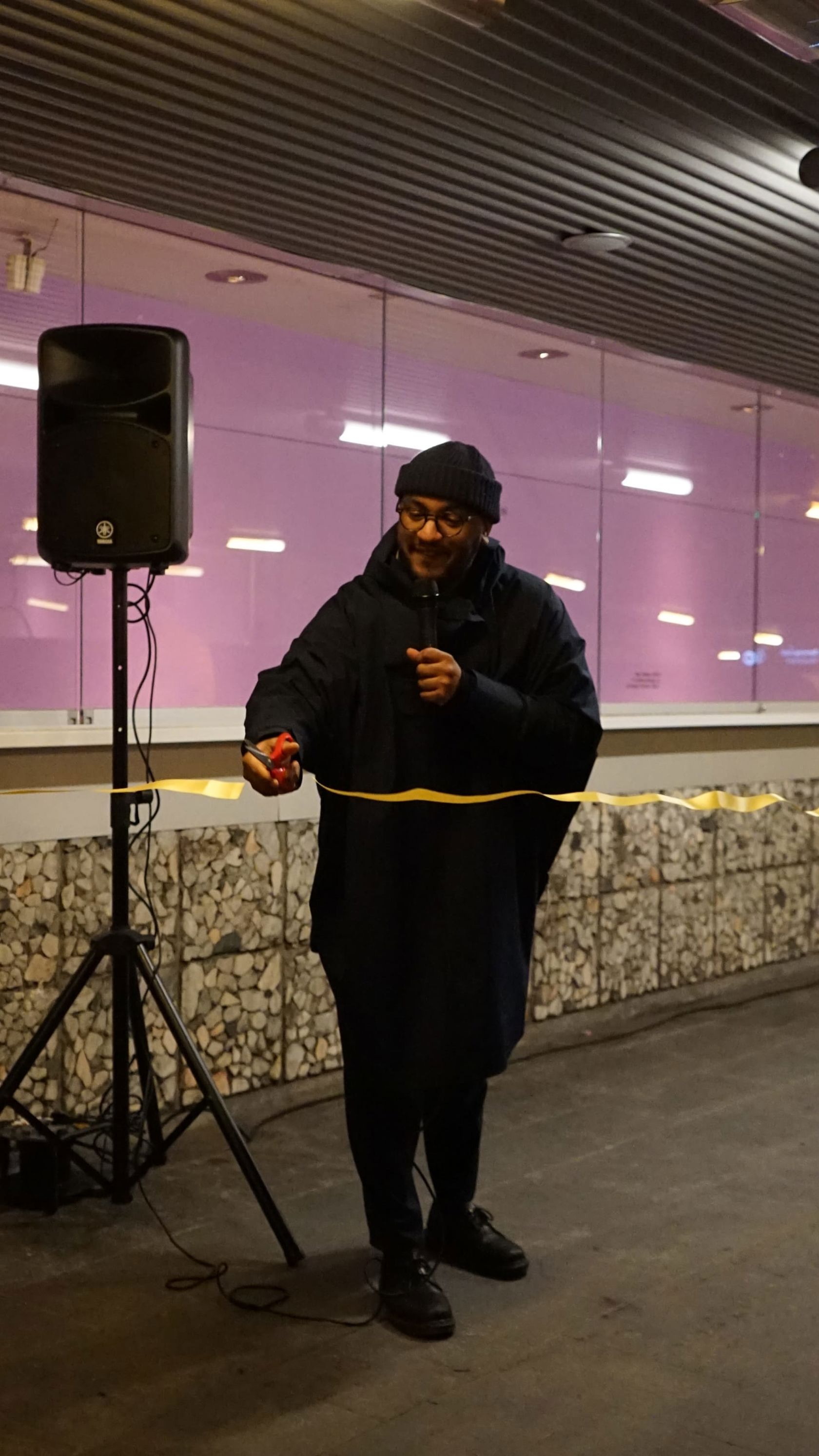 Byråd for kultur, idrett og frivillighet i Oslo kommune, Omar Samy Gamal, klipper bånd for å markere åpningen. Foto: Sporveien AS