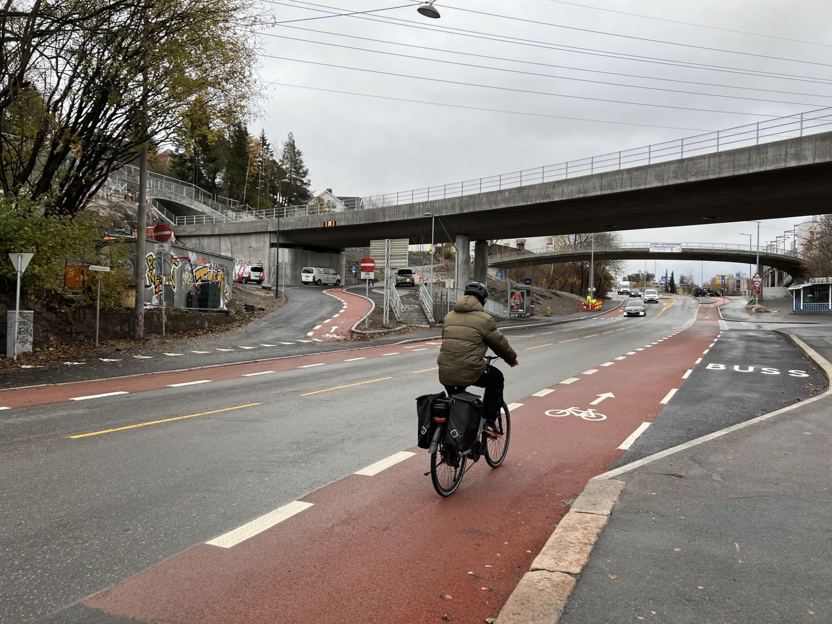 Flaskehals: Etter flere års anleggsarbeid er sykkelveien i Østensjøveien endelig slik den skal være - i utmerket stand med ny, rød asfalt. Foto: Sporveien