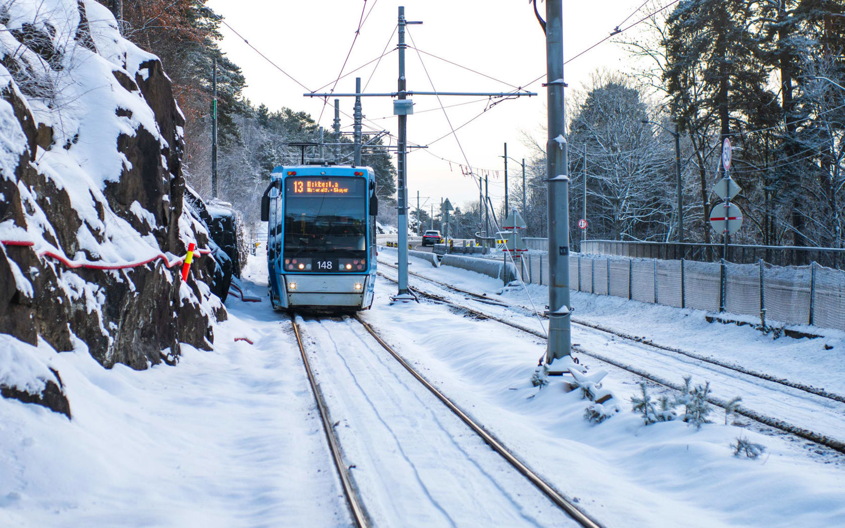Foto av trikk på i vinterlandskap på Ekebergbanen. Foto: Sporveien