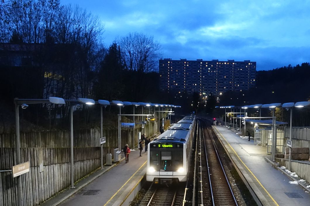 T-bane ved perrong på Grorud stasjon.