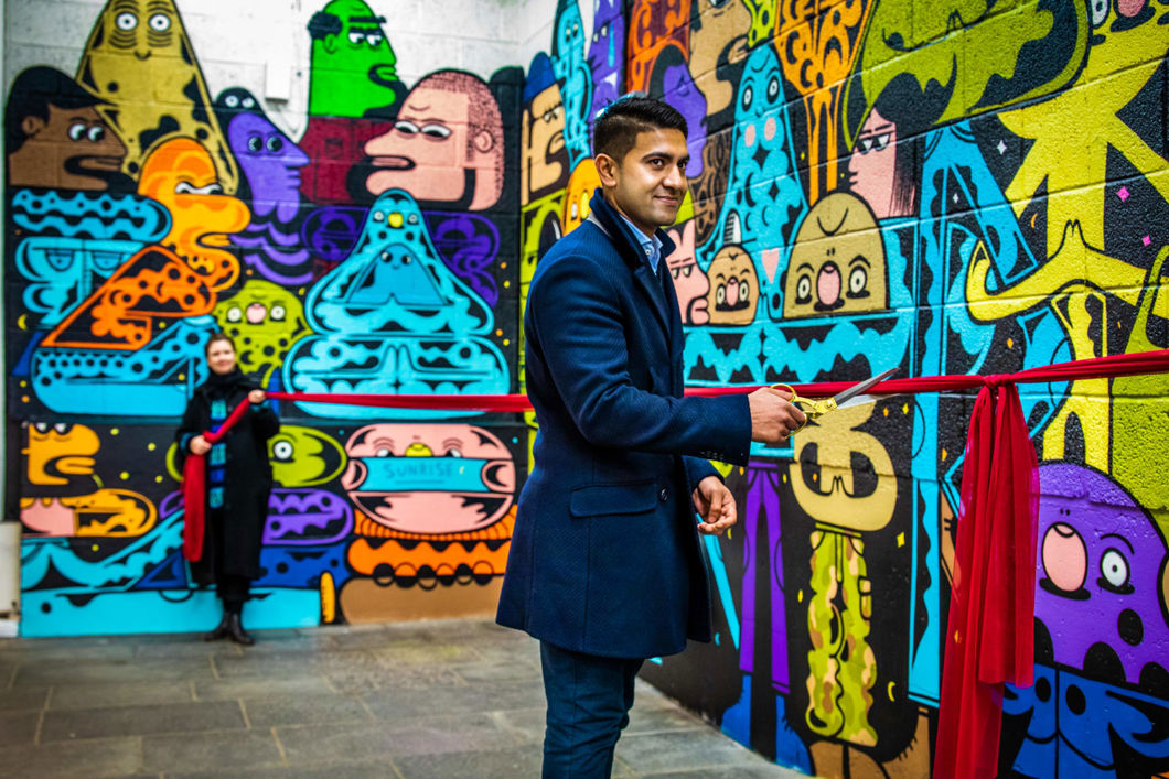 ÅPNET KUNSTVEGG: Torsdag åpnet Waqas Sarwar, leder for Styringsgruppa for Områdeløft Trosterud og Haugerud den nye kunstveggen på Trosterud T-banestasjon. Sporveien er med som samarbeidspartner.