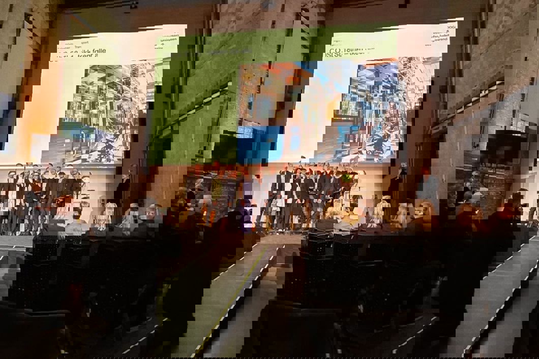 Her er Sporveien, Ruter, Designit og trikkeleverandøren CAF på scenen etter å ha mottatt prisen. Foto: Sporveien