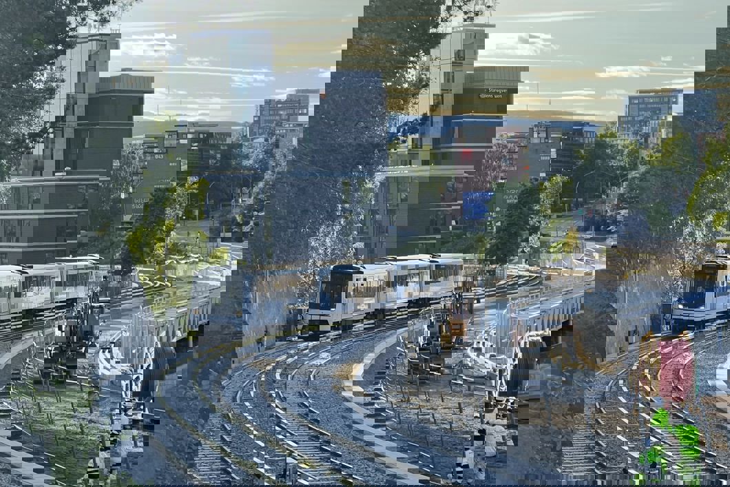 Tog på Lambertseterbanen igjen: I går kveld ble det gjennomført vellykket testing av den nye skinnegangen mellom Brynseng og Høyenhall. Dermed var alt klart for åpning av banen imorges.