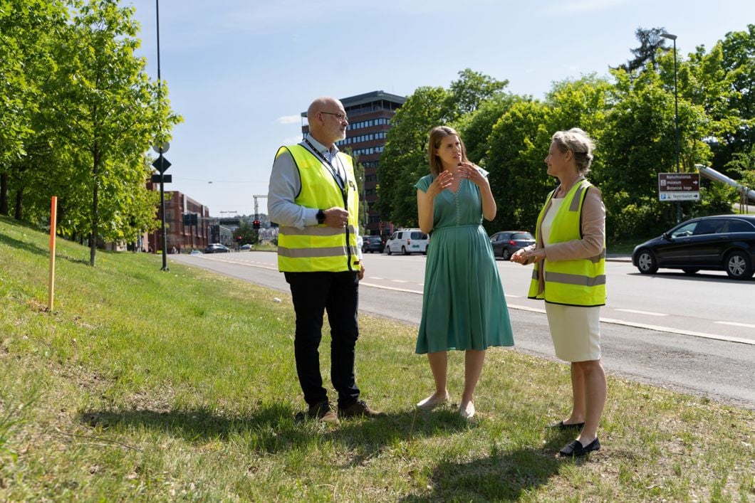 Thor Georg Sælid, konserndirektør for infrastruktur og prosjekter i Sporveien, Sirin Stav, byråd for miljø og samferdsel, og Birte Sjule, konsernsjef i Sporveien står der hvor ny utgang kommer. Foto: Christian Loennechen, Sporveien
