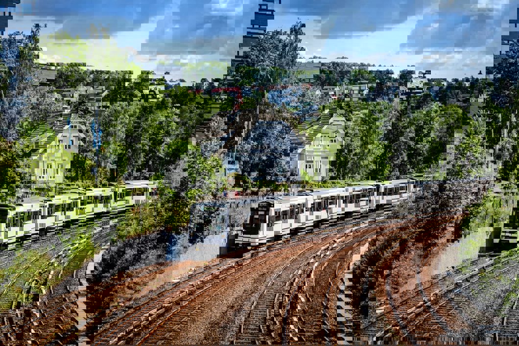 HAR BÅRET SKINNER I 100 ÅR: De gamle T-banesporene på Østensjøbanen er allerede fjernet langs Østensjøveien, og 9. oktober løftes Bryn bru bort for å erstattes av en ny og moderne T-banebru tilpasset ny trasé gjennom Hellerudtunnelen. Foto: Sporveien