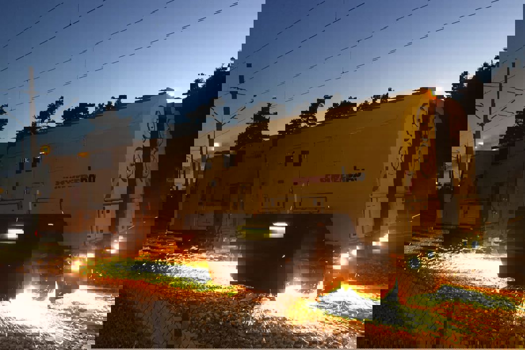 Sliping av trikkeskinnene er nødvendig vedlikehold som må gjøres når trikken er ute av drift om natten.