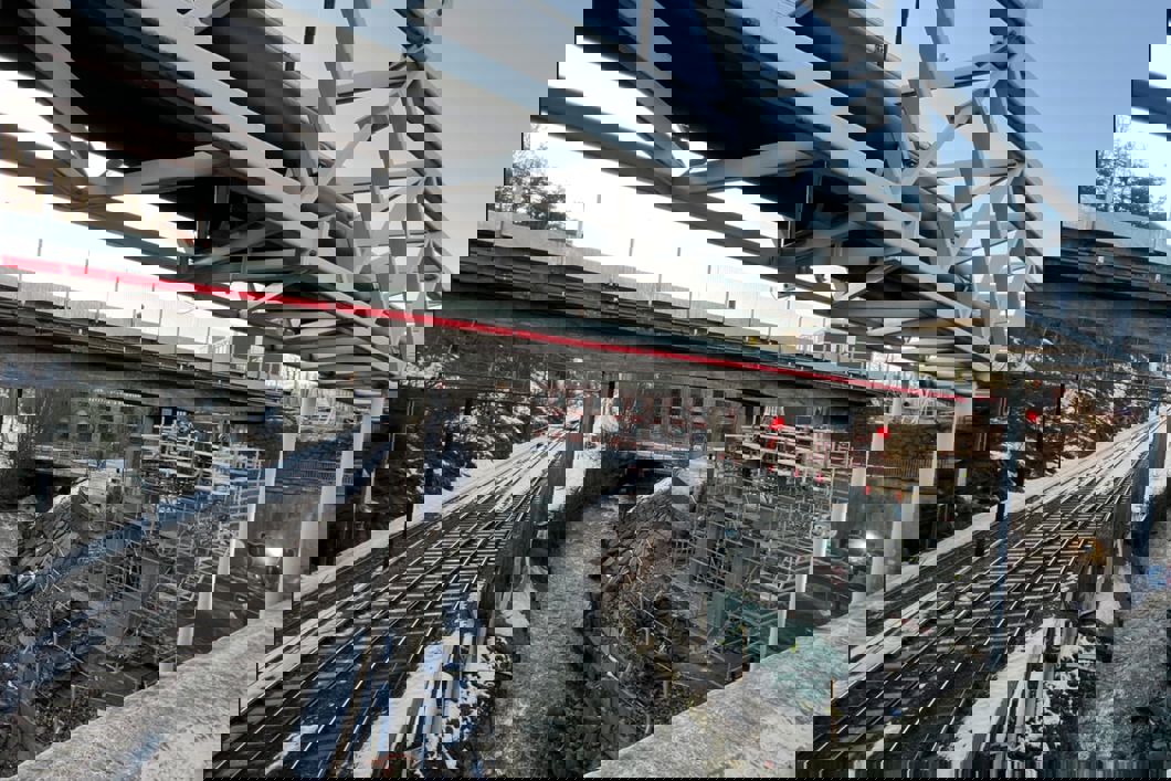 Over elva og jernbanen: Nye Bryn bru må heises inn over fjernvarmebrua nærmest Østensjøveien og inn på nybygde søyler og landkar. Arbeidene starter natt til mandag 6. februar, når Østensjøveien stenges. FOTO: Sporveien AS