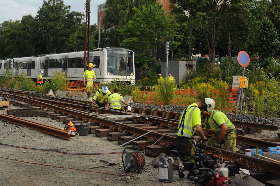 3.-26. juli skal Sporveien gjøre vedlikeholdsarbeider ved T-banestrekningen og stasjonene ved Ullevål og Blindern. Arbeidene vil føre til lengre levetid for T-banen, mindre støy og bedre tilgjengelighet ved stasjonene. Foto: Jan Rustad / Sporveien