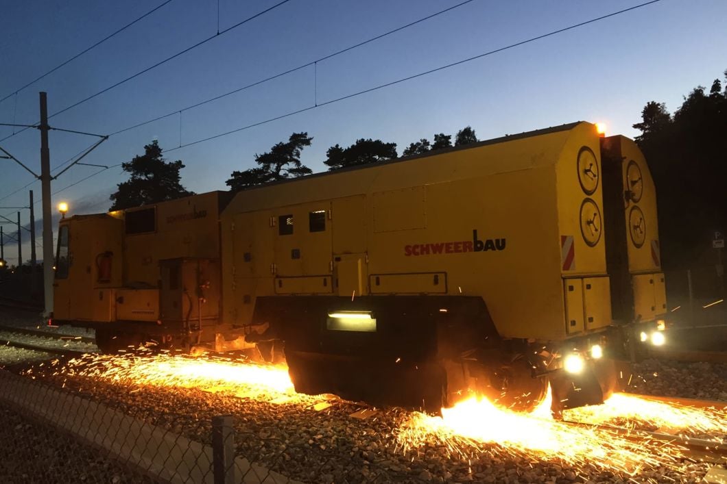 Sliping av trikkeskinnene er nødvendig vedlikehold som må gjøres når trikken er ute av drift om natten. Foto: Sporveien AS