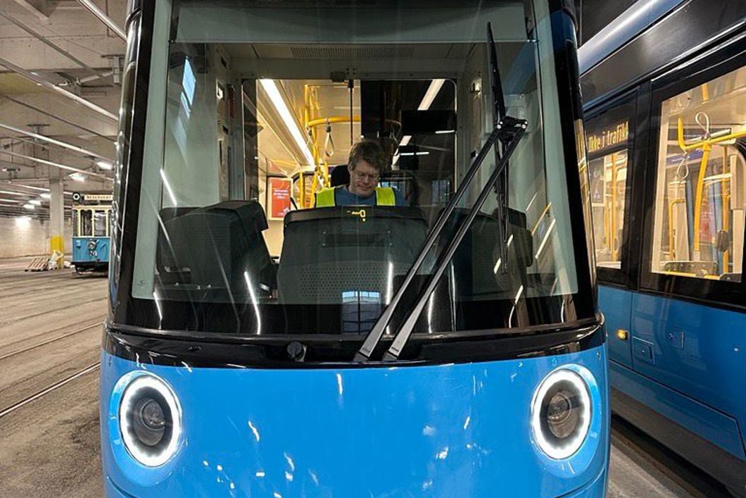 Her ser dere den nye trikken og noen av de gamle trikkene kan skimtes i bakgrunnen. Foto: Sporveien