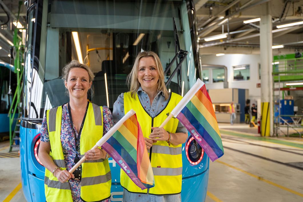 Birte Sjule, konsernsjef i Sporveien og Marit Vea, byråd for Miljø og Samferdsel, setter de første av mange hundre pride-flagg på trikken i Oslo