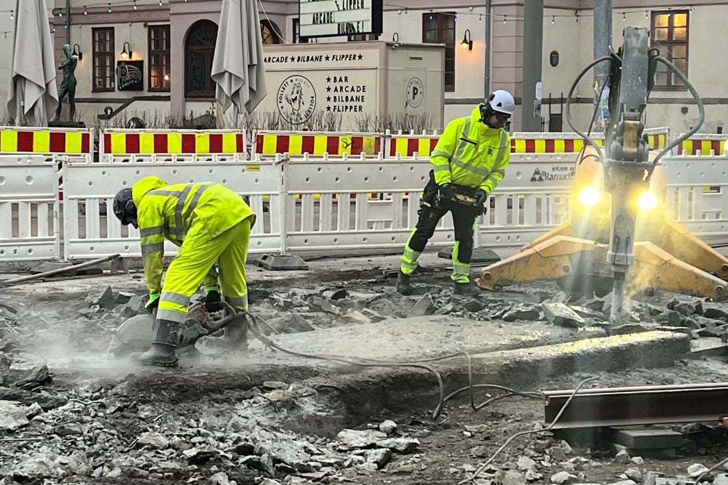 Før trikken begynner å kjøre i Josefines gate, skal arbeidet med påkobling av trikkeskinnene ved Bislett sluttføres (foto: Sporveien).
