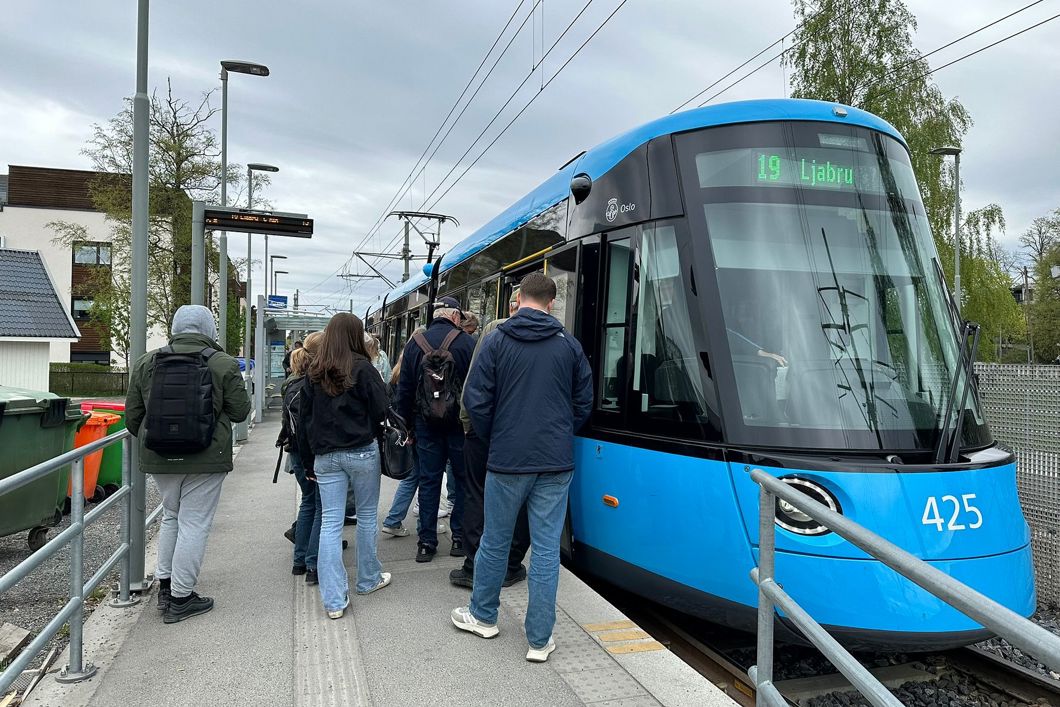 Første trikk ut! Det vil bli etterarbeider, men endelig går trikken på hele Ekebergbanen igjen! Her et bilde fra Holtet mandag ettermiddag.